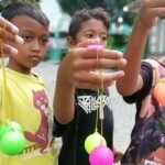 Foto : Anak-anak bermain lato-lato_net