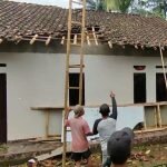 Foto : Angin Puting Beliung rusak rumah warga kawali_net