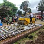 Foto : Polresta Bogor saat menghancurkan miras_net