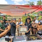 Foto : Bupati Ciamis Herdiat Sunarya Menerima Cenderamata Desa Wisata Indonesia 2023
