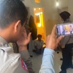 Foto : Mahasiswa Diintrogasi oleh Kepolisian (Tangkapan Layar)