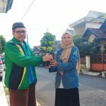 Foto : Ketua PC IPPNU Ciamis Nurtsani Aprilia (Kanan) Memberikan Bibit Pohon kepada Pihak Terkait