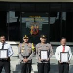 foto : Kapolres Majalengka AKBP Indra Novianto,S.I.K memberikan penghargaan kepada anggota Polres Majalengka_net